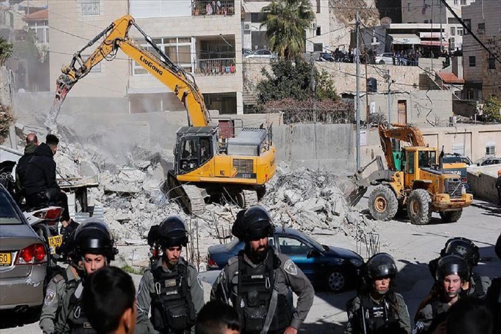 Zionist troops force a Palestinian to demolish own home in Al-Quds