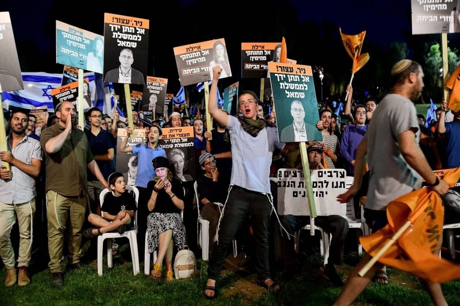 Thousands of right-wing activists urges Bennett to resign