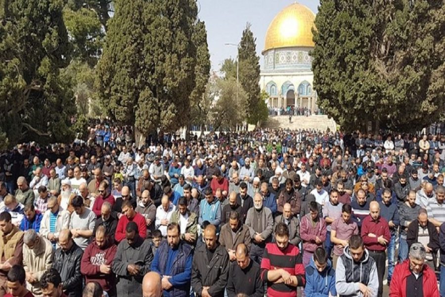 Thousands of Palestinians throng Al-Aqsa for Friday prayers