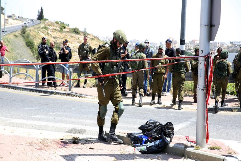 Israeli forces shoot and serioulsy injures a Palestinian man