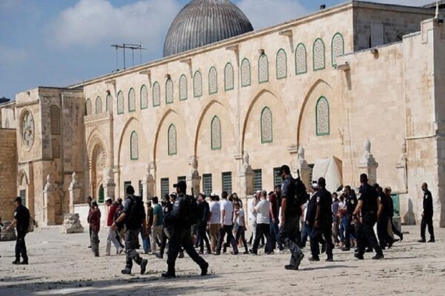 Zionist settlers invade Al-Aqsa Mosque