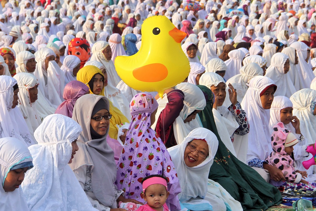 Muslims celebrate Eid al-Fitr around the world