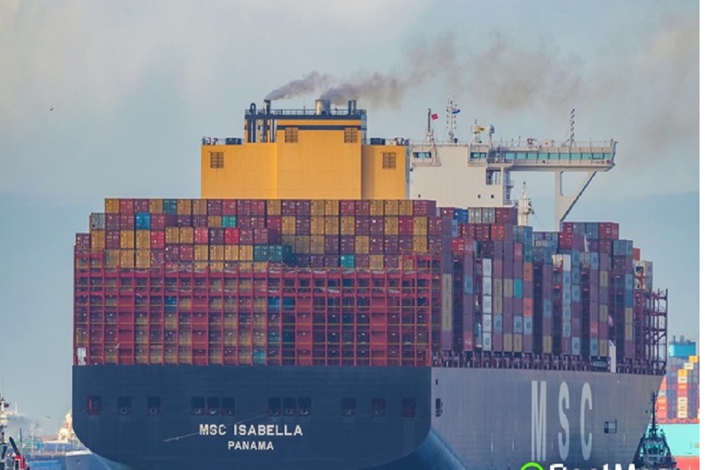 Saudi Arabia anchors a giant ship in a Yemeni port to loot oil