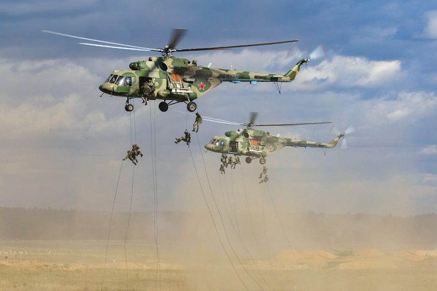 Syrian army paratroopers exercise with Russian air cover