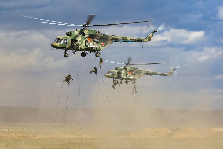 Syrian army paratroopers exercise with Russian air cover