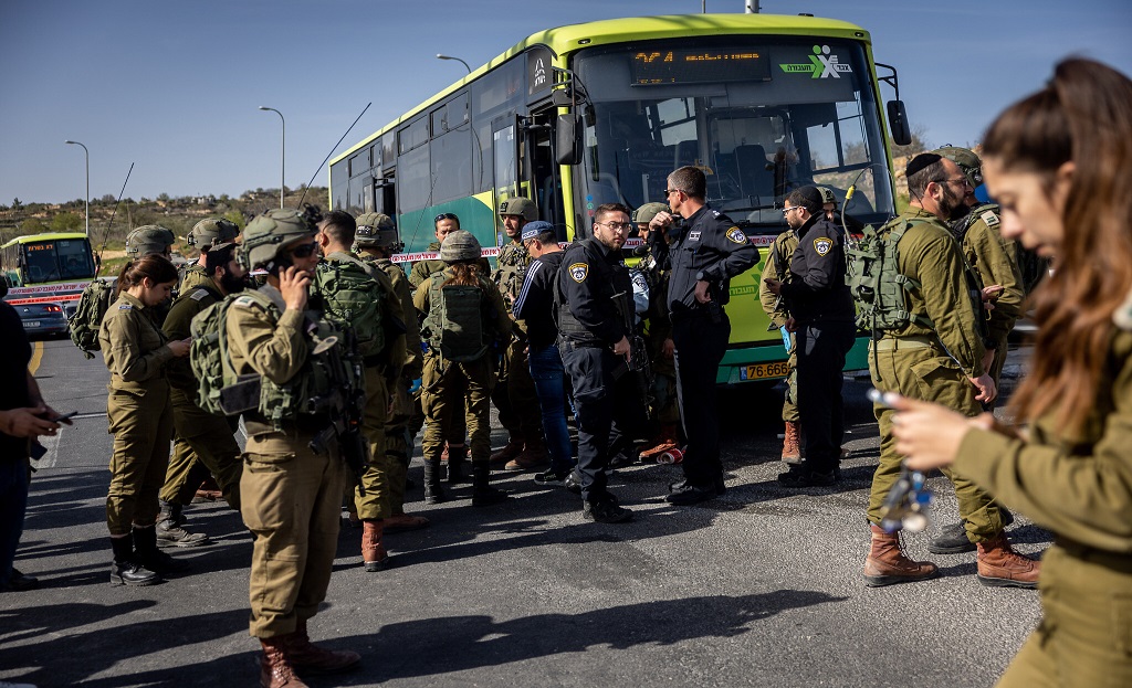 Scores of Israeli settlers injured as their bus is targeted by armed fighters