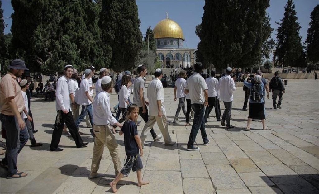 At least more than 189 extremist Jewish settlers defile Aqsa Mosque