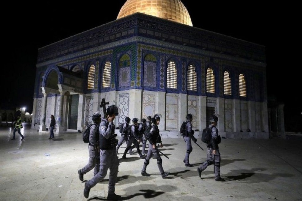 Attack on Al-Aqsa Mosque; Provocative procession of the Zionist flag and warnings of the Palestinians