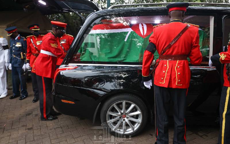 Hatimaye Kibaki Azikwa Karibu Na Kaburi La Mama Lucy