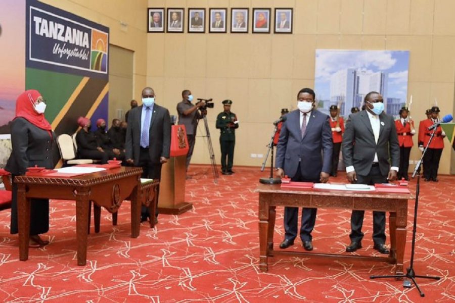 Rais Samia amwapisha Mkuu wa Majeshi mpya, Mabeyo kupangiwa majukumu mengine.