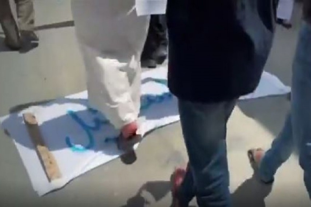 Bendera ya utawala wa Kizayuni ikiwa chini ya miguu ya waandamanaji wa Bahrain