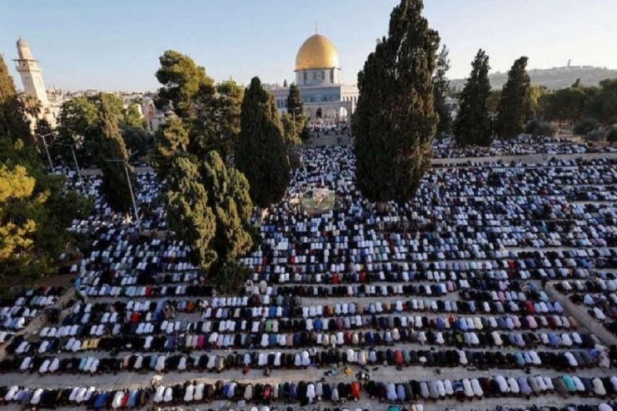 Maombi na swala ya asubuhi katika siku ya pili ya Eid al-Adha kwa ushiriki wa maelfu ya Wapalestina.