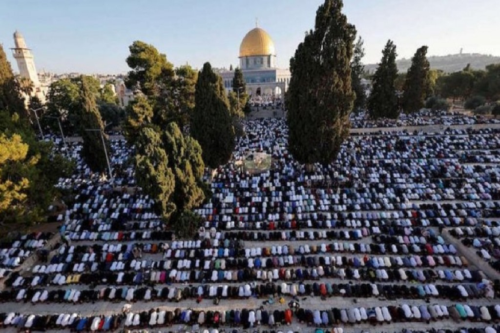 Maombi na swala ya asubuhi katika siku ya pili ya Eid al-Adha kwa ushiriki wa maelfu ya Wapalestina.