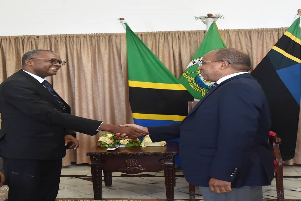RAIS wa Zanzibar Mhe. Dk. Hussein Ali Mwinyi amempongeza Waziri wa Ulinzi na Jeshi la Kujenga Taifa Elias Kuandikwa