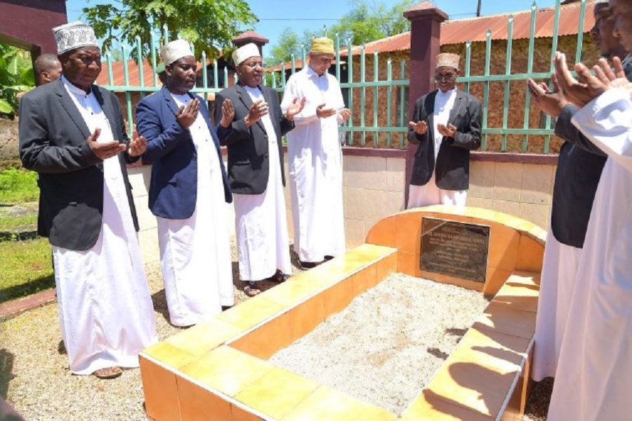 RAIS DK. MWINYI AZURU KABURI LA MAREHEMU RAIS MSTAAF WA ZANZIBAR IDRISSA ABDULWAKIL
