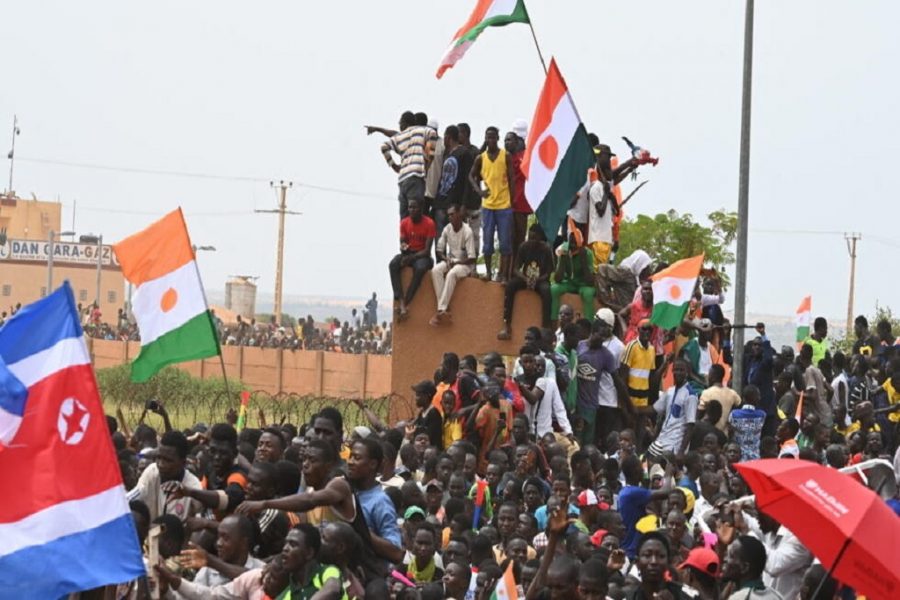 Maandamano ya waandamanaji wa Nigeria mbele ya kambi ya jeshi la Marekani