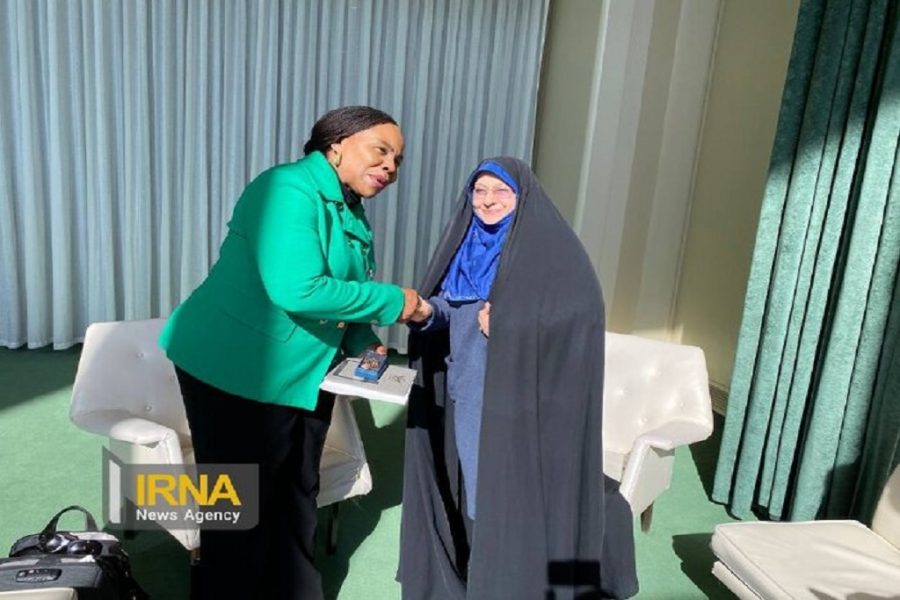 Waziri wa Wanawake wa Zimbabwe katika mkutano wake na mama Khazali: Maendeleo ya wanawake wa Iran yalinifurahisha