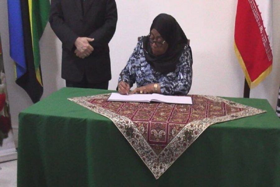 Rais wa Tanzania atia saini kitabu chenye ujumbe wa kuomboleza kifo cha kishahidi cha Ayatollah Raisi