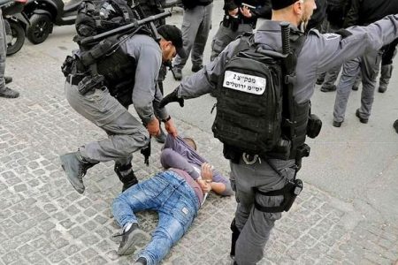 بیت المقدس میں قابض فوج نے مارپیٹ کے بعد فلسطینی نوجوان کو گرفتار کر لیا