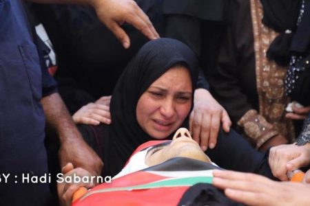اسرائیلی فوج کا شہید فلسطینی کے جنازے کے جلوس پر حملہ