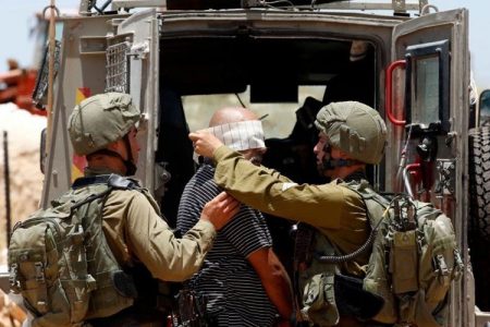 مغربی کنارے اور بیت المقدس میں صہیونی فوجیوں کی جارحیت جاری، چار فلسطینی گرفتار
