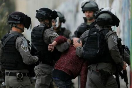 اسرائیلی فوج نے فلسطینی قیدی کی اہلیہ اور بچے کو حراست میں لے لیا