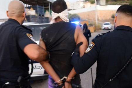 قابض صہیونی فورسز نے رہا ہونے والے فلسطینی قیدیوں کو دوبارہ گرفتار کر لیا