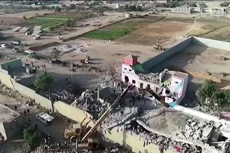 جب تمہارا گھر شیشے کا ہے تو دوسروں کے گھر پر پتھر مت پھینکو!