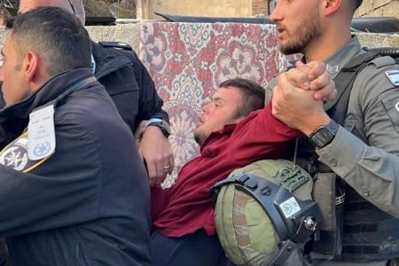 القدس زندہ باد کا نعرہ لگانے والے معذور فلسطینی پر اسرائیلی فوجیوں کا تشدد
