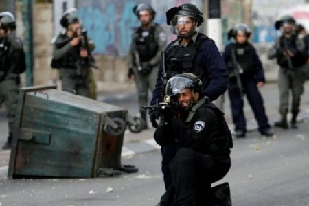 اپنے جوانوں کی شہادت پر مظاہرہ کر رہے فلسطینیوں پر صیہونی دہشتگردوں کا پھر حملہ