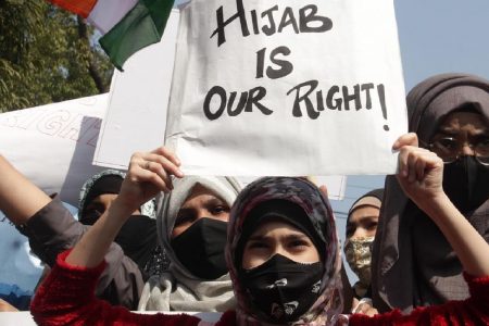 حجاب کا موجودہ تنازعہ اور توحیدی و الحادی تہذیب کے درمیان زعفرانی معرکہ کارزار 