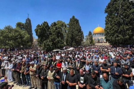 سخت پابندیوں کے باوجود 50 ہزار فلسطینیوں نے بیت المقدس میں نماز جمعہ ادا کی