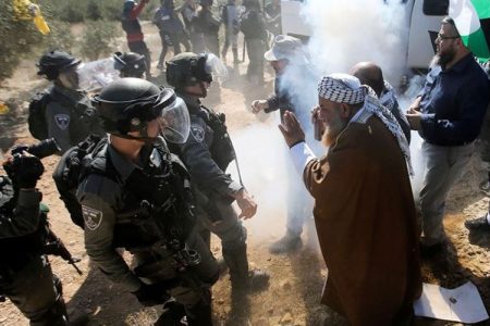 یہودی آباد کاروں کا نابلس میں فلسطینیوں پر تشدد