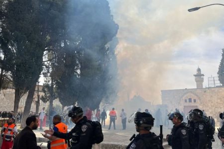 مسجد الاقصیٰ میں اسرائیل کی دہشتگردی جاری، مزید 57 فلسطینی زخمی