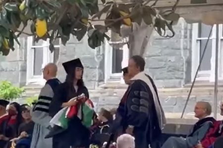 امریکی یونیورسٹی میں فلسطینی طالبہ نے امریکی وزیر خارجہ کے ساتھ ہاتھ ملانے سے انکار کر دیا