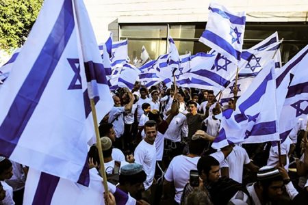 فلیگ ریلی کے نام پر صہیونیوں کا مسجد الاقصیٰ پر حملہ، نمازیوں کا کیا محاصرہ