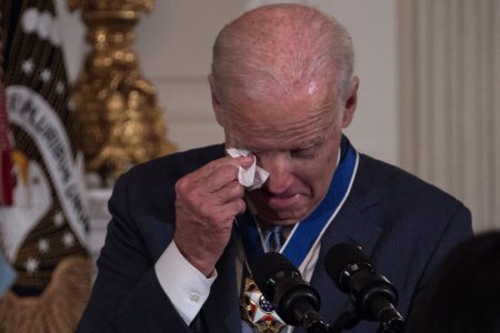 کیا جو بائیڈن میں رتی برابر عقل ہے؟