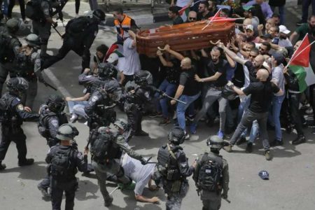 شہید فلسطینی کے جنازے کے جلوس پر اسرائیلی فوج کا حملہ، 52 فلسطینی زخمی