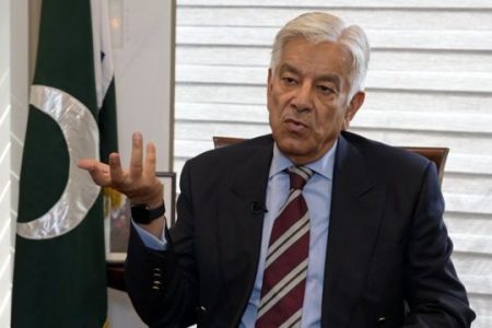 اسرائیل جو فلسطین میں کرتا ہے وہ دنیا کو نظر نہيں آتا: پاکستانی وزیر دفاع