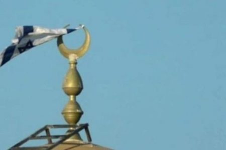 یہودی آبادکاروں کا مسجد پر حملہ، مینارے پر لہرا دیا اسرائیلی جھنڈا