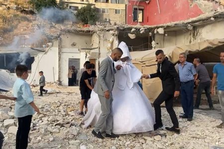 تباہ شدہ گھر کے ملبے پر شادی کی تقریب، قابض دشمن کو چیلنج