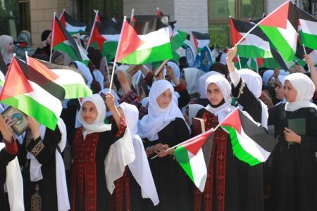 غزہ میں ۸۰۰ حافظان قرآن لڑکیوں کے ذریعے قرآن فلیگ مارچ کا انعقاد