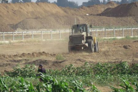 غزہ میں بلڈوزروں سے فلسطینی عمارات اور زرعی اراضی تباہ