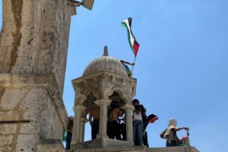 جمعہ کے روز مسجد اقصیٰ پر فلسطینی پرچم لہرا دیا گیا