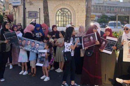 فلسطینی اتھارٹی اور اسرائیلی میں قید فلسطینیوں کی رہائی کے لیے مظاہرے
