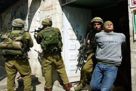 اسرائیلی قابض فوج نے مغربی کنارے کے مختلف علاقوں سے کئی فلسطینی گرفتار کر لیے