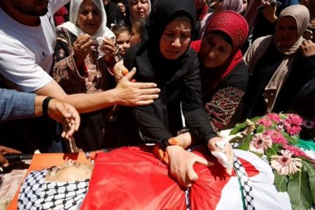 شہید فلسطینی امجد ابو عالیہ کی نماز جنازہ میں ہزاروں کی شرکت