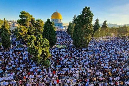 ڈیڑھ لاکھ فلسطینی مسلمانوں کی مسجد اقصیٰ میں عید کی نماز میں شرکت