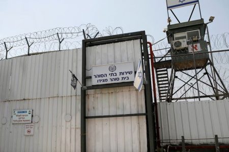 قابض فوج کا جیل میں فلسطینی قیدیوں پر حملہ، 100 قیدیوں پر تشدد