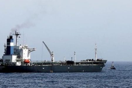 سعودی جارح اتحاد نے یمن کے لئے ایندھن پر مشتمل ایک اور بحری جہازکو روک لیا ہے۔